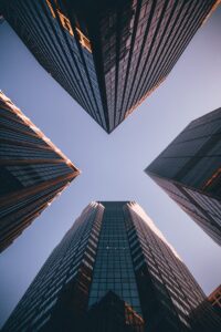 photographie en contre-plongée de quatre immeubles de grande hauteur