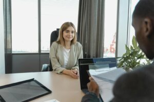 Jeune femme assise en toute confiance dans un bureau moderne pour un entretien d'embauche.