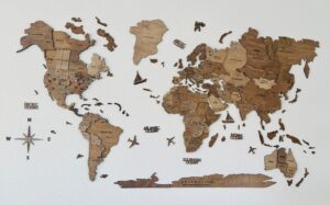 une carte du monde en bois