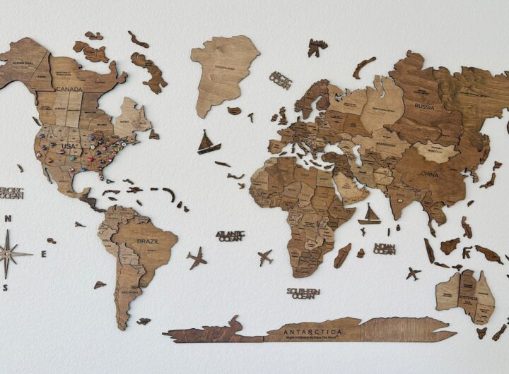 une carte du monde en bois