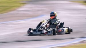 Un pilote en kart de course sur circuit, vitesse ressentie