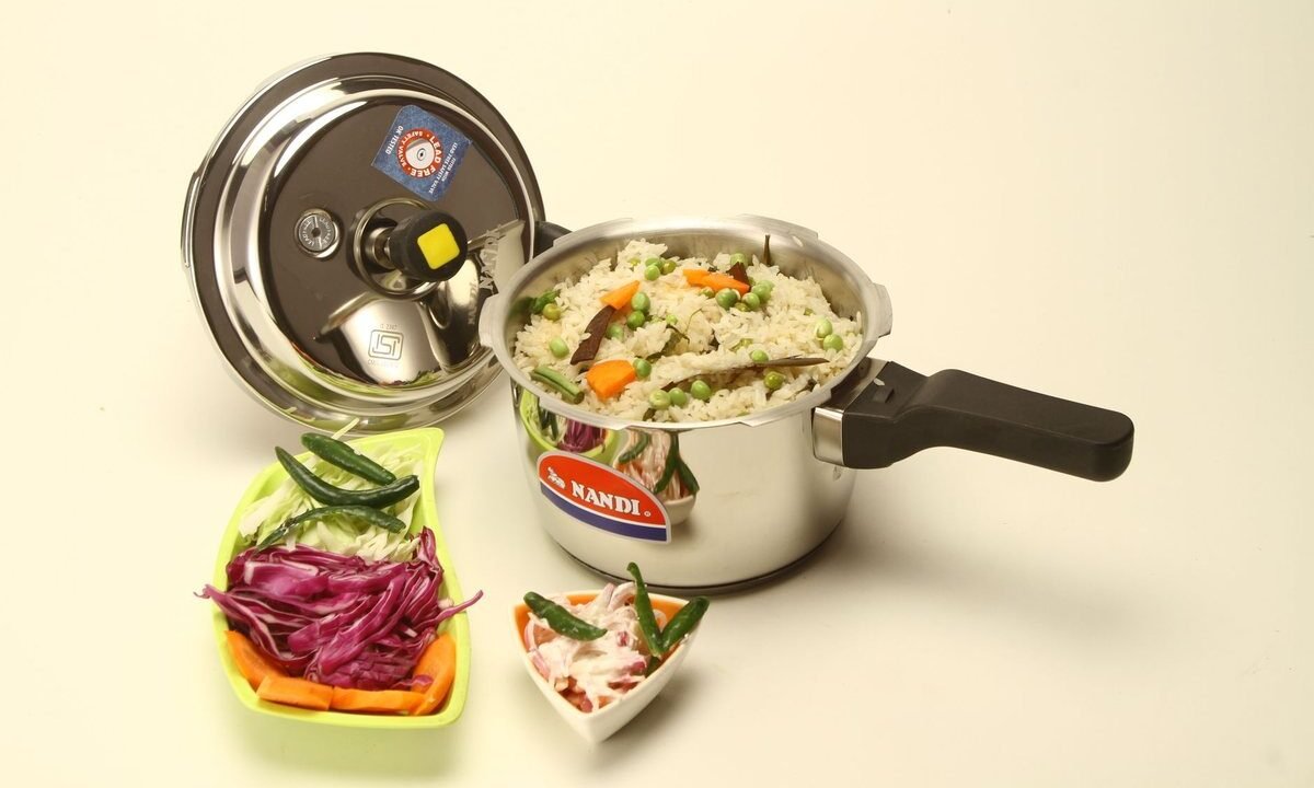 Une cocotte et des légumes