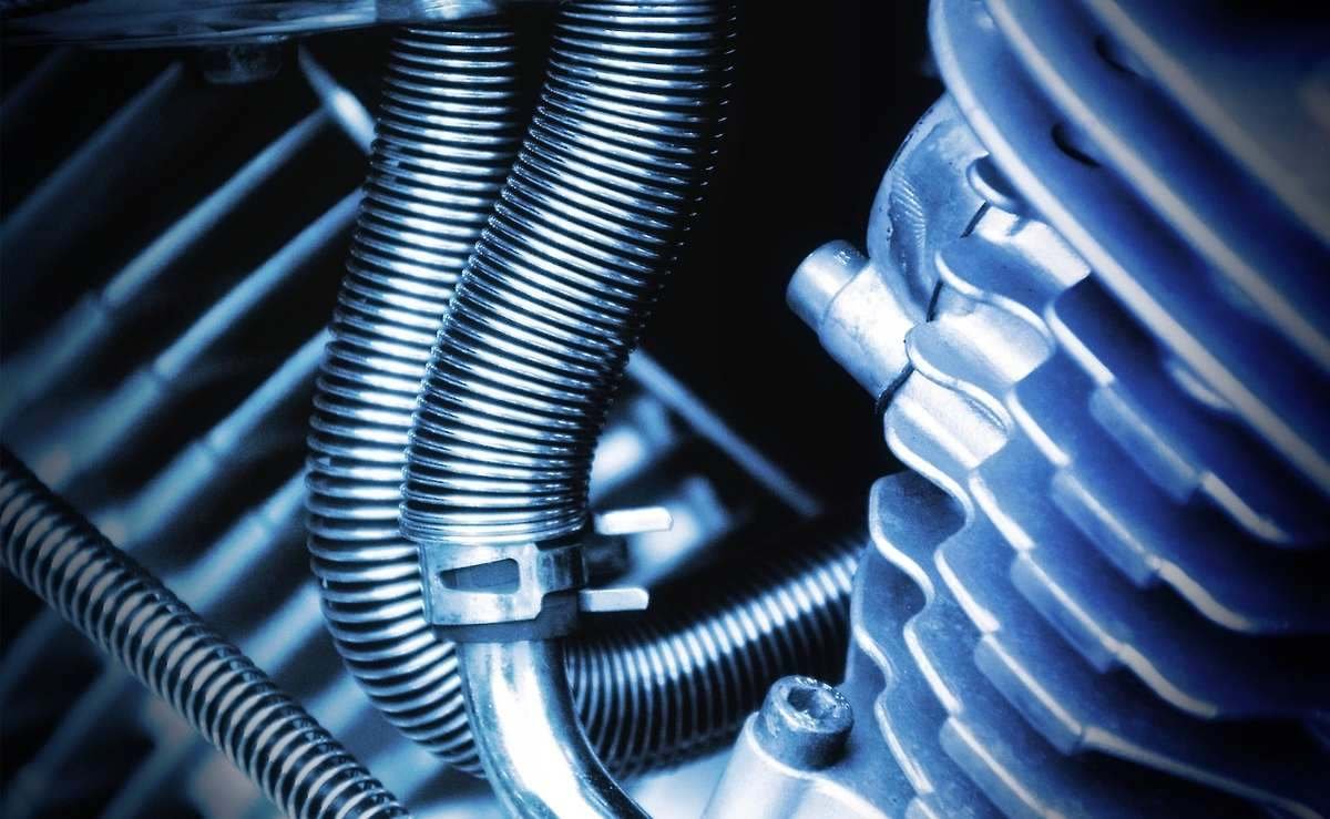 Tuyaux en acier inoxydable enroulés autour d'un moteur à pistons Tuyaux en acier inoxydable enroulés autour d'un moteur à pistons