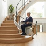 Monte-escalier moderne sur un escalier tournant, maison lumineuse