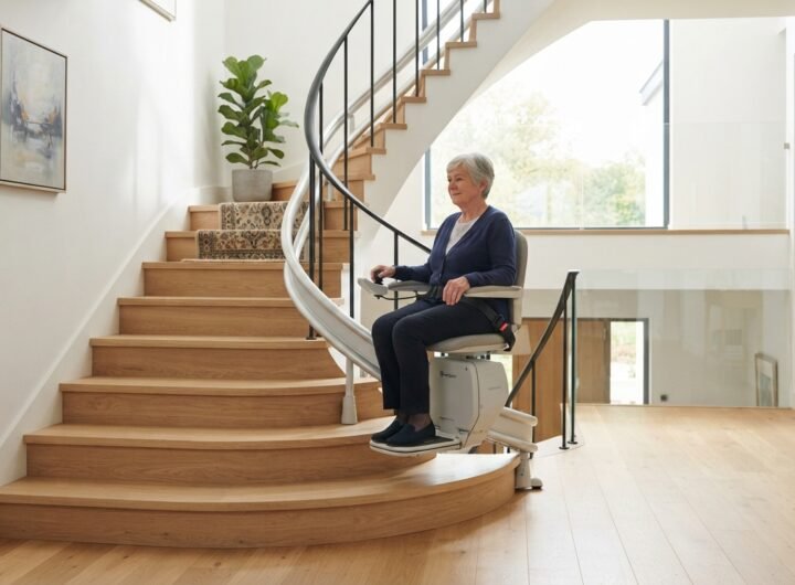 Monte-escalier moderne sur un escalier tournant, maison lumineuse