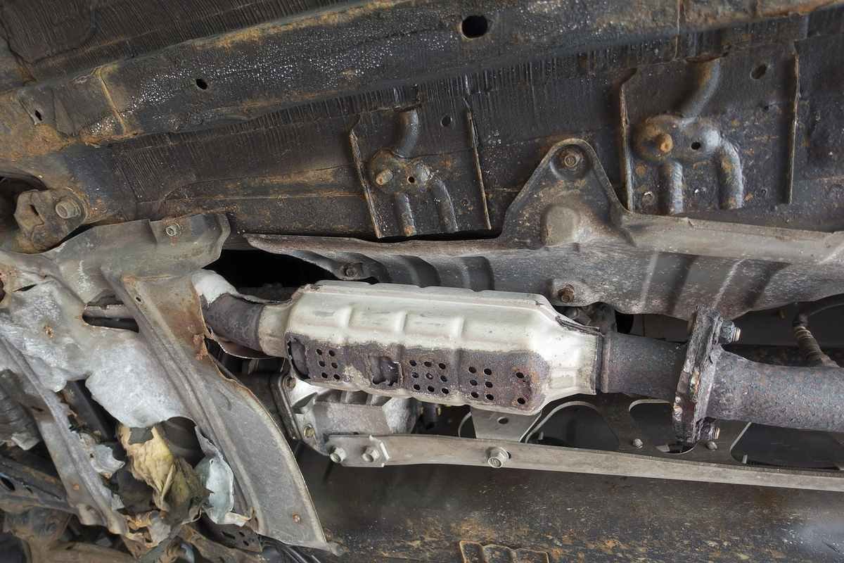 Pot d'échappement et souscarrosserie visibles sous le véhicule